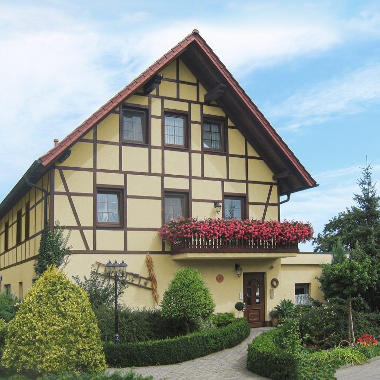 Eingang zum Landhotel Biberburg der begrünte Eingangsbereich des Landhotel Biberburgs mit Terrasse